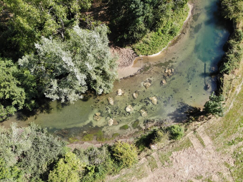 Seine à Vix : les amas de blocs dessinent des veines d’eau contrastées et offrent des caches à toutes saisons.